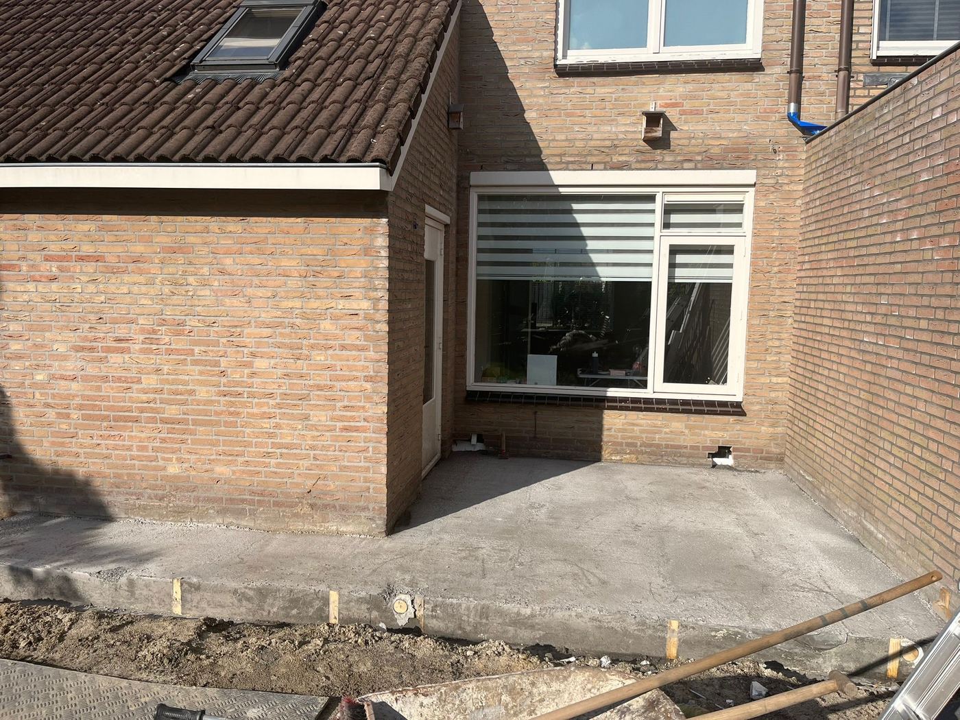 De aanbouw in opbouw, met nieuw metselwerk en dakbedekking