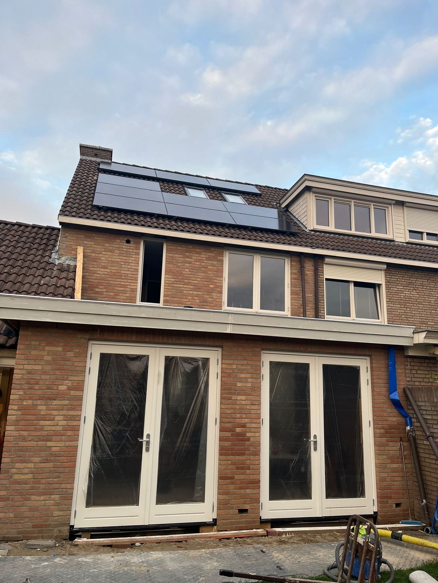 Nieuwe kozijnen en dubbele tuindeuren geplaatst in de achtergevel, Eindhoven