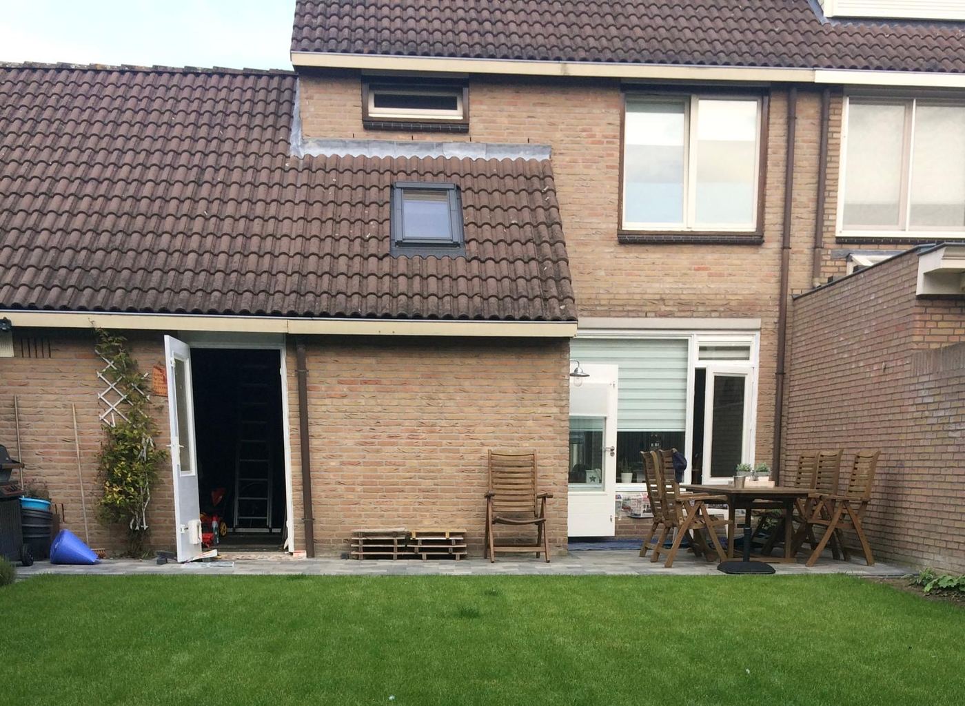 Achterzijde van de woning in de Achtse Barrier, Eindhoven, vóór de aanbouw en verbouwing