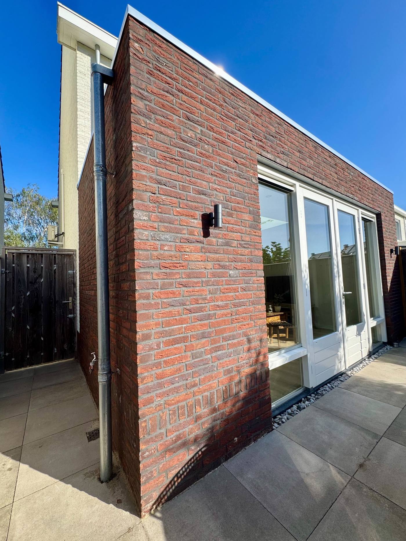 Afgeronde aanbouw in Veldhoven, nieuw metselwerk aansluitend op de bestaande gevel